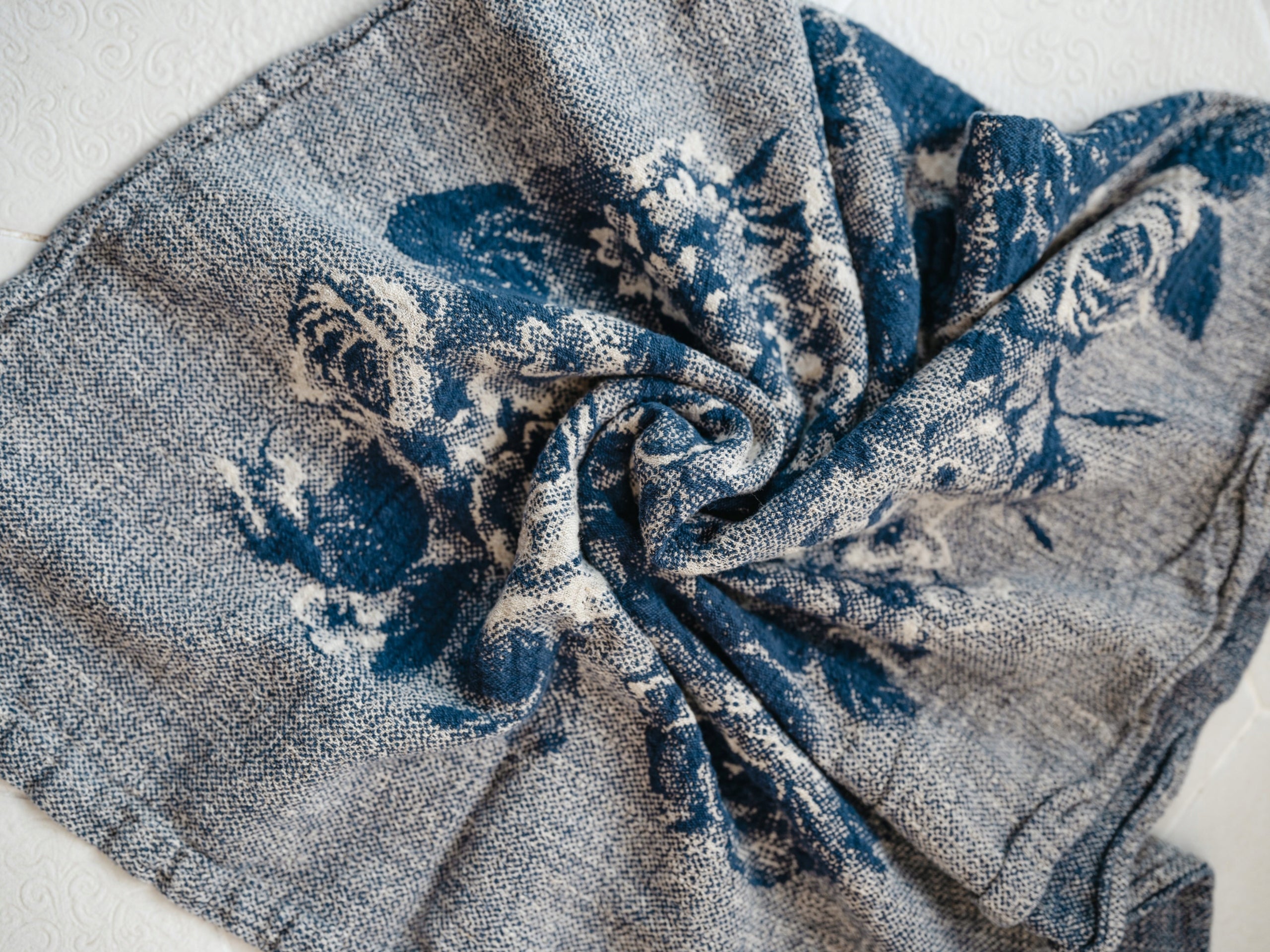 Lniany ręcznik z kwiatowym wzorem – naturalny, chłonny, stylowy 55×115 cm Kolor niebieski