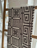 NIETUZINKOWY RĘCZNIK LNIANY 55×115 cm. Mniej miejsca, więcej komfortu! Marka bez marki