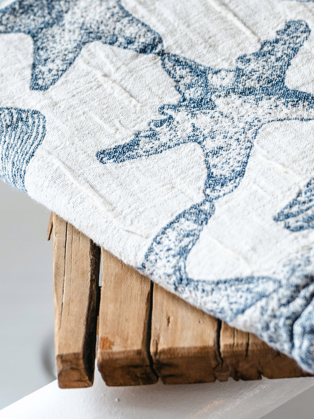 NIETUZINKOWY RĘCZNIK LNIANY 55×115 cm. Mniej miejsca, więcej komfortu! Materiał dominujący len