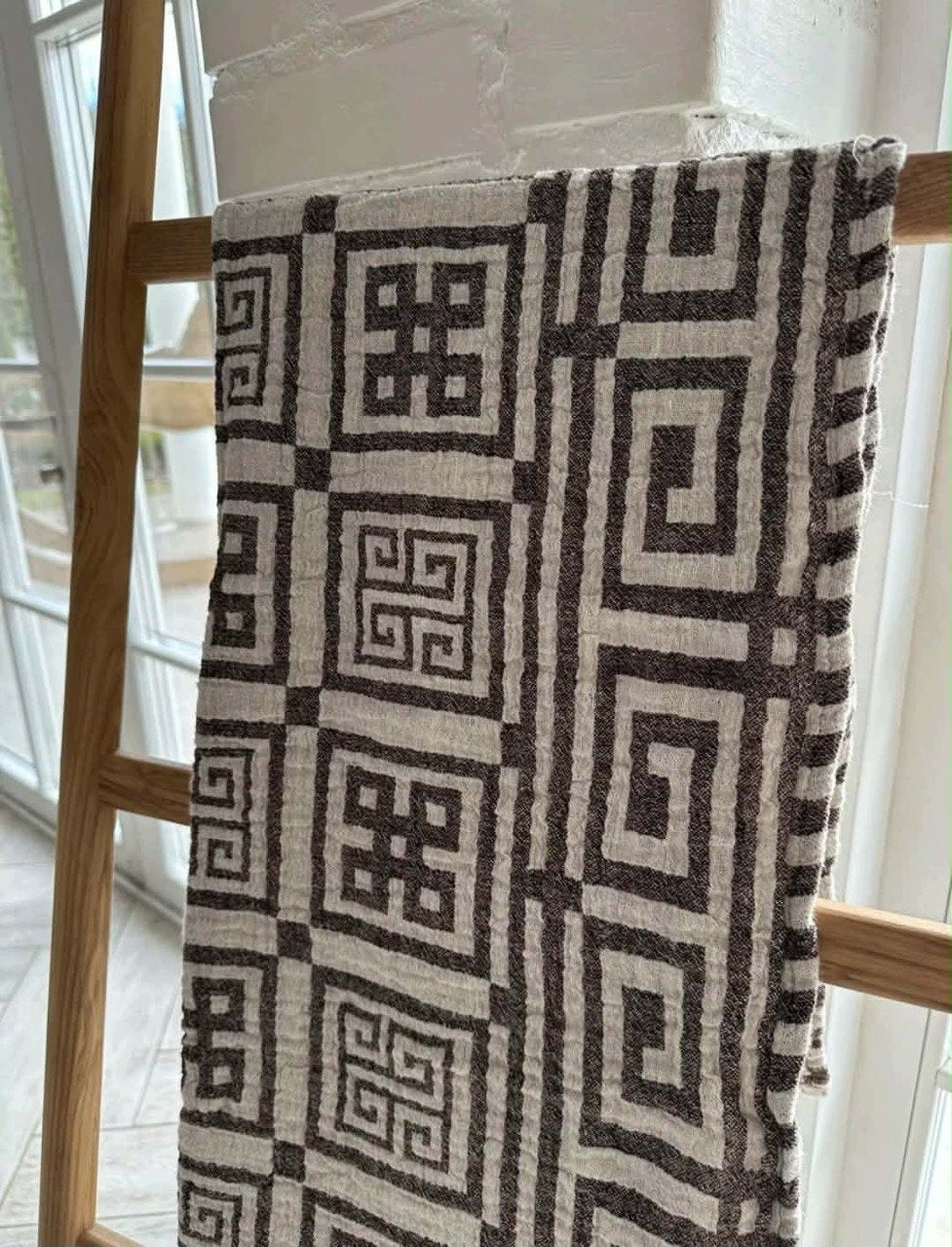 NIETUZINKOWY RĘCZNIK LNIANY 60×130 cm. Mniej miejsca, więcej komfortu! Marka bez marki