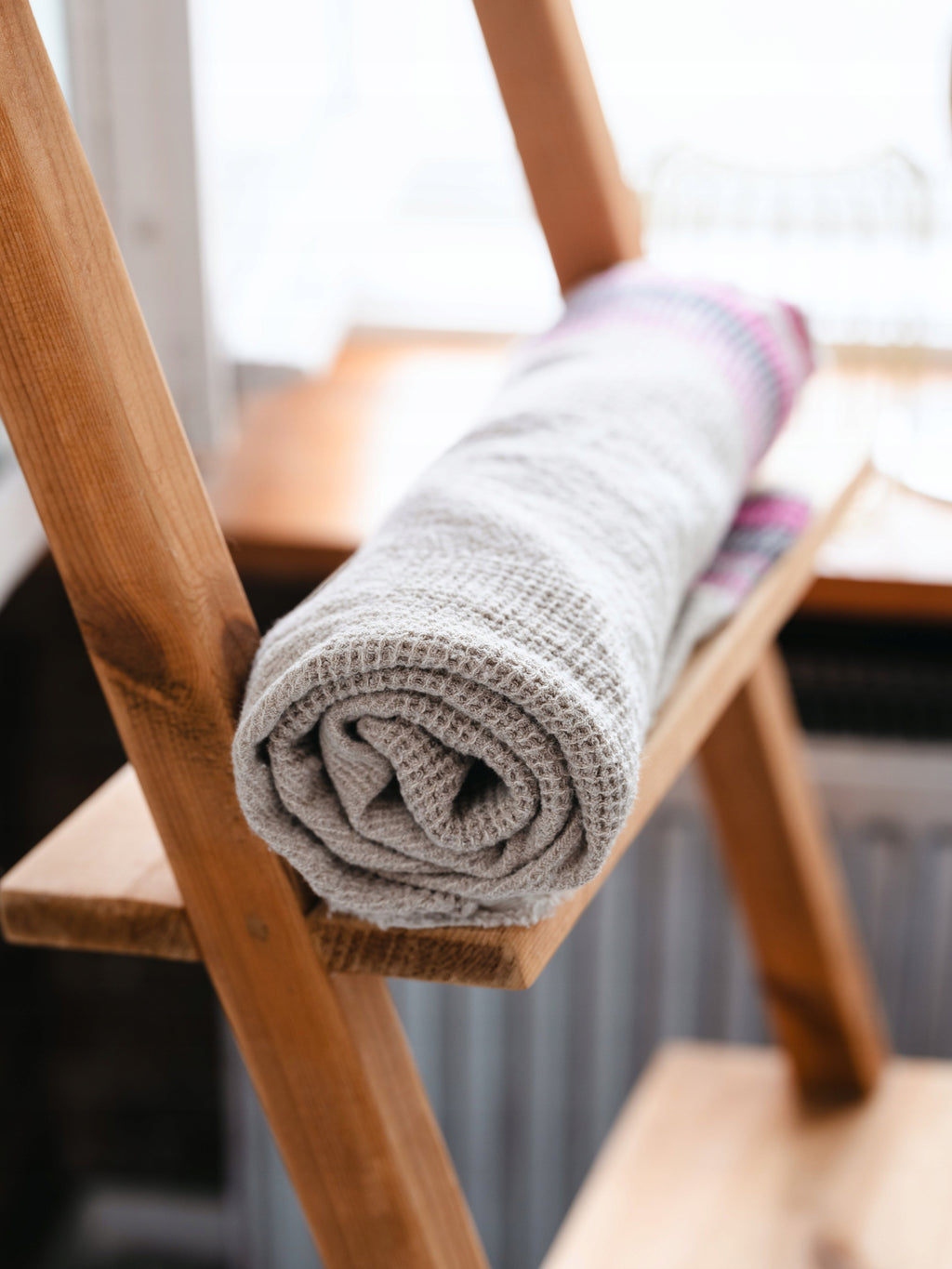 RĘCZNIK KĄPIELOWY LEN 65×120 CM O STRUKTURZE WAFLA SZARO-RÓŻ Materiał dominujący len