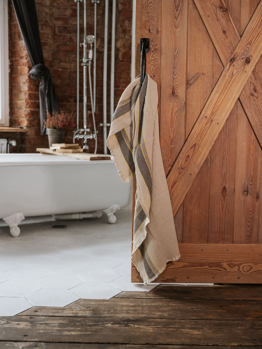 RĘCZNIK KĄPIELOWY LEN 65×130 CM O STRUKTURZE WAFLA SZARO-ŻÓŁTY Kod producenta 18C104