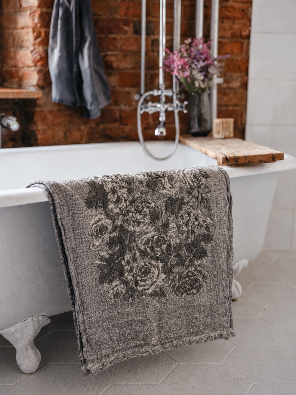 Ręcznik lniany 55x115 cm żakardowy w róże szary naturalny do SPA łazienki Stan opakowania oryginalne