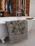 Ręcznik lniany 55x115 cm żakardowy w róże szary naturalny do SPA łazienki Stan opakowania oryginalne