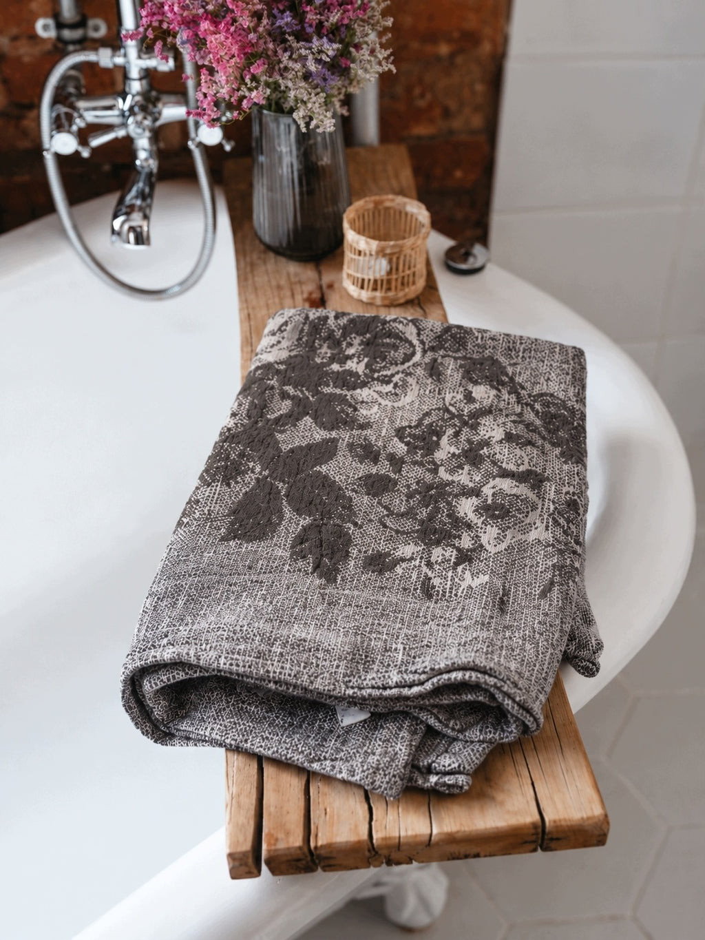 Ręcznik lniany 55x115 cm żakardowy w róże szary naturalny do SPA łazienki Wymiary ręcznika 60x120cm