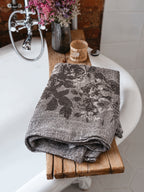 Ręcznik lniany 55x115 cm żakardowy w róże szary naturalny do SPA łazienki Wymiary ręcznika 60x120cm