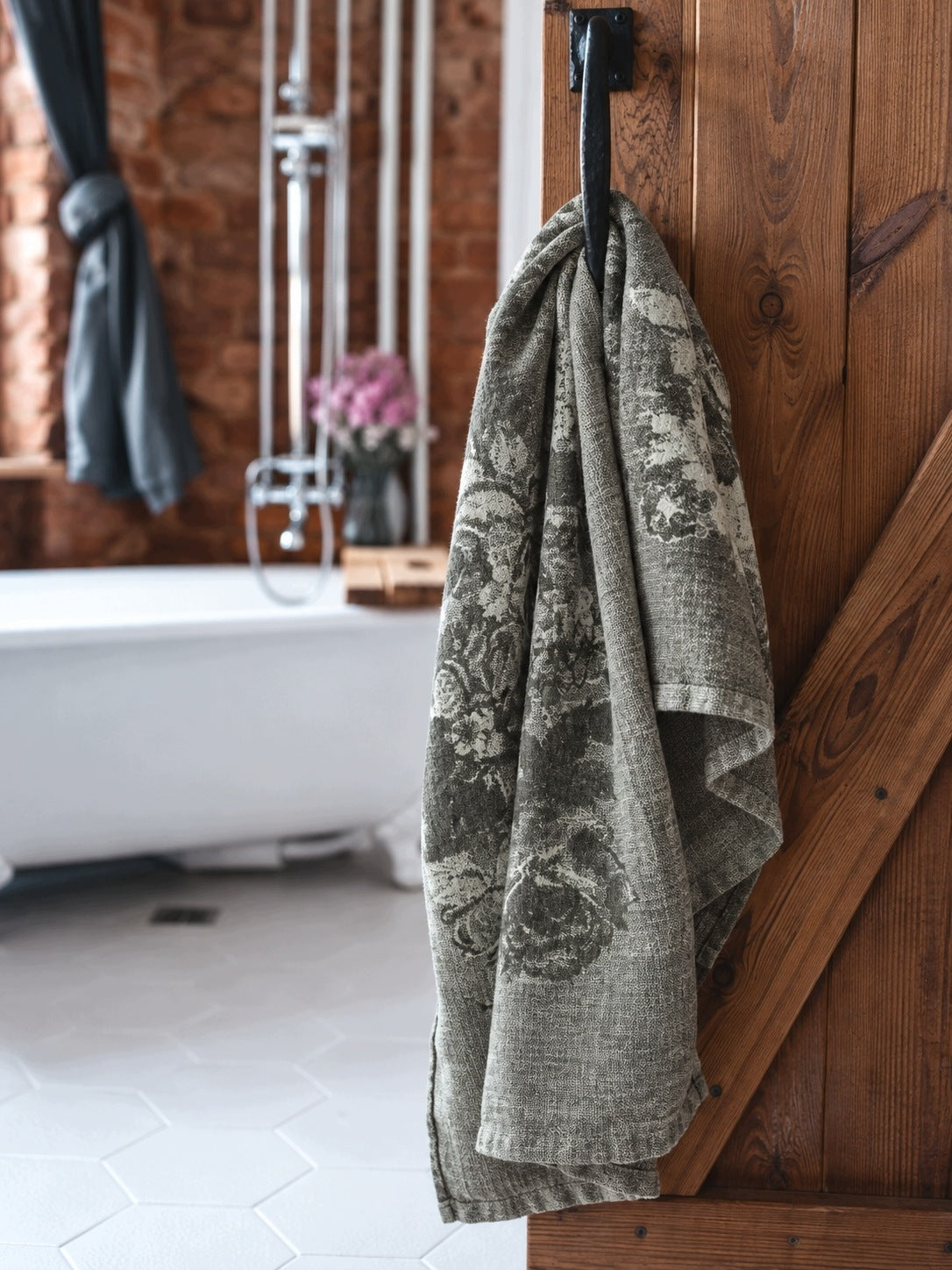 Ręcznik lniany 55x115 cm żakardowy w róże szary naturalny do SPA łazienki